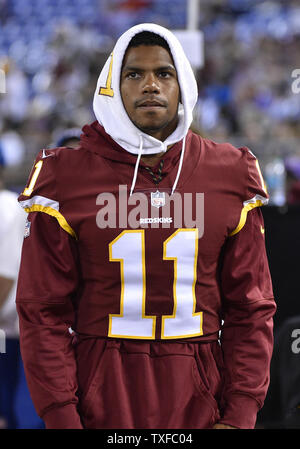 Washington Redskins wide receiver Terrelle Pryor sieht von der Seitenlinie aus gegen die Baltimore Ravens in der zweiten Jahreshälfte ein NFL preseason Spiel bei M&T Bank Stadium in Baltimore, Maryland, 10. August 2017. Baltimore gewann 23-3. Foto von David Tulis/UPI Stockfoto