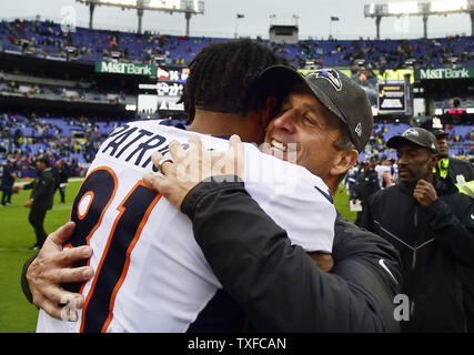 Baltimore Ravens Head Coach John Harbaugh (R) Umarmungen Denver Broncos wide receiver Tim Patrick nach einem NFL Spiel bei M&T Bank Stadium in Baltimore, Maryland, 23. September 2018. Patrick in die NFL mit den Raben als Kollegium als Free Agent, bevor er Denver. Foto von David Tulis/UPI Stockfoto