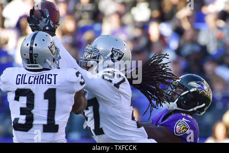 Oakland Raiders safety Reggie Nelson (27) fängt einen Pass für die Baltimore Ravens wide receiver John Brown (R) im zweiten Quartal ein NFL Spiel bei M&T Bank Stadium in Baltimore, Maryland, 25. November 2018. Foto von David Tulis/UPI Stockfoto