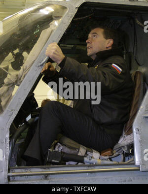 Der russische Präsident Dmitri Medwedew sitzt im Cockpit eines Ka-27 Anti-U-Hubschrauber an Bord der Cruiser Admiral Kuznetsov in der Barentssee, nördlichen Russland, am 11. Oktober 2008. Medwedew einen von U-Booten startende ballistische Rakete Test, Teil der seemanöver in der nördlichen Barentssee inszeniert wird. (UPI Foto/Anatoli Zhdanov) Stockfoto