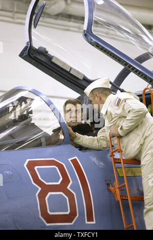 Der russische Präsident Dmitri Medwedew sitzt im Cockpit eines Kampfjets an Bord der Cruiser Admiral Kuznetsov in der Barentssee, nördlichen Russland, am 11. Oktober 2008. Medwedew einen von U-Booten startende ballistische Rakete Test, Teil der seemanöver in der nördlichen Barentssee inszeniert wird. (UPI Foto/Anatoli Zhdanov) Stockfoto