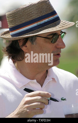 Schauspieler Andy Garcia beteiligt sich an der Michael Douglas und Freunde Golf Charity Turnier zugunsten der Film- und Fernsehfonds, an der CASCATA Country Club in Boulder City, Nevada, 1. Mai 2005. (UPI Foto/Roger Williams). Stockfoto