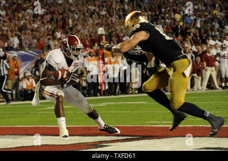 Alabama wide receiver Amari Cooper Fänge einen Touchdown Pass im dritten Quartal gegen Notre Dame in der BCS National Championship an der Sun Life Stadium in Miami, Florida am 7. Januar 2013. Alabama gewann die Meisterschaft 42-14. UPI/Joe Marino - Bill Cantrell Stockfoto