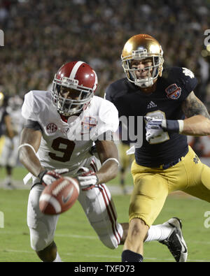 Alabama Wide Receiver, Amari Cooper, ist nicht imstande, mit einem Pass gegen Notre Dame zu kommen Während der BCS National Championship an der Sun Life Stadium in Miami, Florida am 7. Januar 2013. Alabama besiegt Notre Dame durch eine Kerbe von 42-14. UPI/Joe Marino - Bill Cantrell Stockfoto