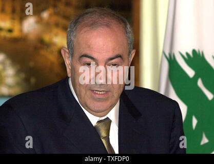 Der irakische Ministerpräsident Ijad Allawi bestreitet als "völlig falsch", dass der Irak als Basis für den israelischen Geheimdienst verwendet wird und sagte, sein Land sei keine einseitige Maßnahmen ergreifen, um Beziehungen zu Israel außerhalb des Rahmens von einem gerechten und umfassenden Frieden im Nahen Osten zu normalisieren, wie durch die Araber gebilligt, auf einer Pressekonferenz im Grand Serail in Beirut am Montag, den 26. Juli 2004. Allawi kamen am Sonntag in Beirut als Teil einer Tour in der Region. (UPI Foto/Mohammed Tawil) Stockfoto