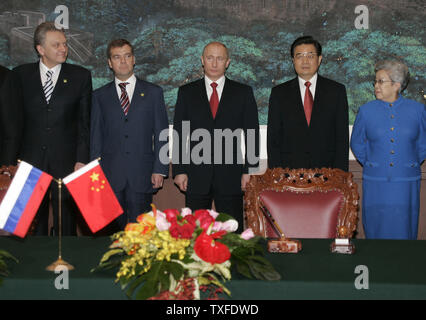 Der russische Präsident Wladimir Putin (C), der chinesische Präsident Hu Jintao (2 ndR), Chinesische Stellvertretende Premierminister Wu Yi (R), dem russischen Energieminister Viktor Christenko (L) und dem stellvertretenden russischen Premierminister Dimitri Medwedew für Fotografen in Peking darstellen, 21. März 2006. Die russischen und chinesischen Führer sagten, dass Investitionen in den Energiesektor in ihren Ländern helfen würde, die Sicherheit der Energieversorgung im asiatisch-pazifischen Raum stärken. (UPI Foto/Anatoli Zhdanov) Stockfoto