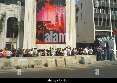 Kanadische Bürger Line up vor der kanadischen Botschaft in Beirut am 17. Juli 2006 Botschaften beginnen, ihre Staatsangehörigen aus dem Libanon zu evakuieren. Über hundert fünfzig Menschen im Libanon, meistens Zivilisten starben seit dem Konflikt am 12. Juli begann, nachdem die Hisbollah Guerilla zwei israelische Soldaten entführt und getötet, sieben andere. (UPI Foto/Norbert Schiller) Stockfoto