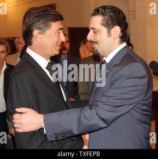 Libanesischen Parlamentsmehrheit Führer Saad Hariri (rechts), Sohn des getöteten Ministerpräsidenten Rafiq Hariri trifft sich mit der französische Außenminister Philippe Douste-Blazy in Beirut am 16. August 2006. Französisch, Türkisch und Pakistans Außenminister werden im Libanon, die Bedingungen für einen Beitrag zu einem UN-Truppen im Südlibanon zu diskutieren. (UPI Foto/Dalati & Nohra) Stockfoto