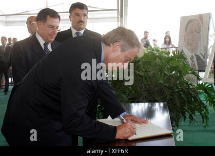 Der britische Premierminister Tony Blair zeichen Kondolenzbuch mit libanesischen Premierminister Fuad Saniora am Grab des ermordeten ehemaligen libanesischen Ministerpräsidenten Rafik Hariri am Montag, den 11. September 2006. Blair kam in Beirut die libanesische Regierung zu unterstützen, nach dem ersten Treffen mit Beamten in Israel und den Palästinensischen Gebieten. Menschenmassen im Zentrum von Beirut versammelt, um den britischen Premierminister besuchen Sie zu protestieren. (UPI Foto) Stockfoto