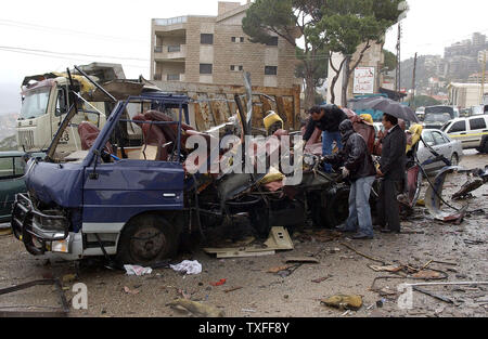 Libanesische Ermittler Umfrage der Website, wo Explosionen durch zwei Busse in der Ortschaft Ain Alak, nordöstlich von Beirut am 13. Februar 2007 Tore und tötete mindestens drei Personen. Die bombardierungen ging in einem überwiegend christlichen Bereich nordöstlich von Beirut waren die neuesten Angriffe, die Schuld auf den Libanon ehemalige Power broker Syrien gewesen und kam in einer Zeit der hohen politischen Spannungen im Libanon als die tief gespaltene Nation bereitet den Mord an ex zum Gedenken an den Premier Rafik Hariri vor zwei Jahren. (UPI Foto) Stockfoto