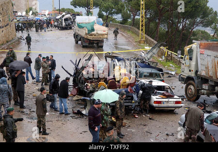 Libanesische Ermittler Umfrage der Website, wo Explosionen durch zwei Busse in der Ortschaft Ain Alak, nordöstlich von Beirut am 13. Februar 2007 Tore und tötete mindestens drei Personen. Die bombardierungen ging in einem überwiegend christlichen Bereich nordöstlich von Beirut waren die neuesten Angriffe, die Schuld auf den Libanon ehemalige Power broker Syrien gewesen und kam in einer Zeit der hohen politischen Spannungen im Libanon als die tief gespaltene Nation bereitet den Mord an ex zum Gedenken an den Premier Rafik Hariri vor zwei Jahren. (UPI Foto) Stockfoto