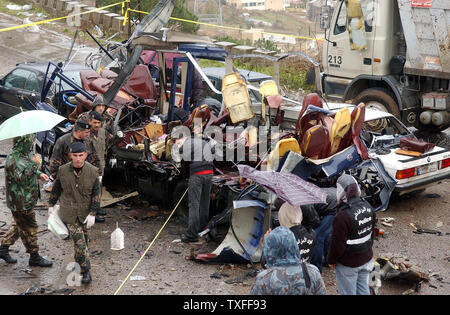 Libanesische Ermittler Umfrage der Website, wo Explosionen durch zwei Busse in der Ortschaft Ain Alak, nordöstlich von Beirut am 13. Februar 2007 Tore und tötete mindestens drei Personen. Die bombardierungen ging in einem überwiegend christlichen Bereich nordöstlich von Beirut waren die neuesten Angriffe, die Schuld auf den Libanon ehemalige Power broker Syrien gewesen und kam in einer Zeit der hohen politischen Spannungen im Libanon als die tief gespaltene Nation bereitet den Mord an ex zum Gedenken an den Premier Rafik Hariri vor zwei Jahren. (UPI Foto) Stockfoto