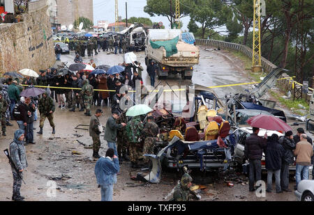 Libanesische Ermittler Umfrage der Website, wo Explosionen durch zwei Busse in der Ortschaft Ain Alak, nordöstlich von Beirut am 13. Februar 2007 Tore und tötete mindestens drei Personen. Die bombardierungen ging in einem überwiegend christlichen Bereich nordöstlich von Beirut waren die neuesten Angriffe, die Schuld auf den Libanon ehemalige Power broker Syrien gewesen und kam in einer Zeit der hohen politischen Spannungen im Libanon als die tief gespaltene Nation bereitet den Mord an ex zum Gedenken an den Premier Rafik Hariri vor zwei Jahren. (UPI Foto) Stockfoto