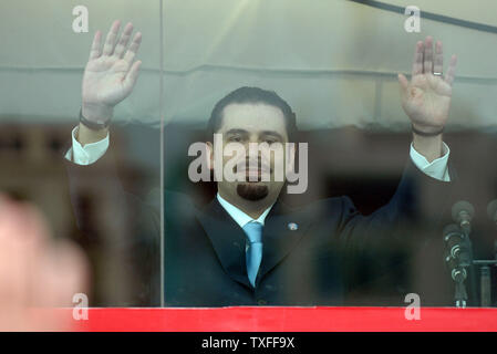 Saad Hariri, der Sohn des ermordeten ehemaligen libanesischen Ministerpräsidenten Rafik Hariri, Wellen von hinten bullet proof Glass auf Zehntausende pro Regierung Libanesische an Märtyrern Platz versammelt, um den zweiten Jahrestag des früheren Ministerpräsidenten Rafik Hariris Ermordung am 14. Februar 2007 zu gedenken. Die militärische Einrichtung Stacheldraht Division Unterstützer der Regierung von der Hisbollah Opposition, die in der Nähe von Martyrs Square lagerten Seit dem 1. Dezember 2006 fordern den Rücktritt der Regierung. Die Feier verlief ohne Zwischenfall zwischen den beiden Gruppen. (UPI Foto) Stockfoto