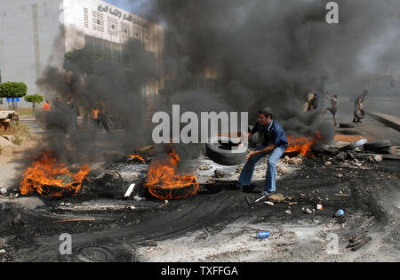 Demonstranten, verbündet mit der libanesischen Hisbollah - LED-politische Opposition, brennen Reifen, alte Autos und Straßen in der Hauptstadt Beirut am 7. Mai 2008. Eine allgemeine Arbeit Streik wurde für Gewerkschaften verlangt Einkommenserhoehungen genannt. Sporadische Gewehr - das Feuer war in der gesamten Hauptstadt gehört sowie Auseinandersetzungen zwischen rivalisierenden politischen Gruppen. Der Flughafen war auch geschlossen. (UPI Foto) Stockfoto