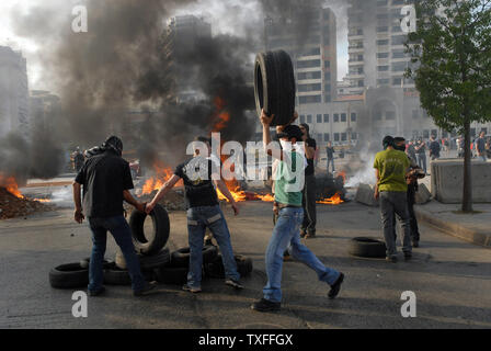 Demonstranten, verbündet mit der libanesischen Hisbollah - LED-politische Opposition, brennen Reifen, alte Autos und Straßen in der Hauptstadt Beirut am 7. Mai 2008. Eine allgemeine Arbeit Streik wurde für Gewerkschaften verlangt Einkommenserhoehungen genannt. Sporadische Gewehr - das Feuer war in der gesamten Hauptstadt gehört sowie Auseinandersetzungen zwischen rivalisierenden politischen Gruppen. Der Flughafen war auch geschlossen. (UPI Foto) Stockfoto