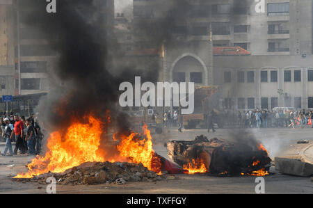 Demonstranten, verbündet mit der libanesischen Hisbollah - LED-politische Opposition, brennen Reifen, alte Autos und Straßen in der Hauptstadt Beirut am 7. Mai 2008. Eine allgemeine Arbeit Streik wurde für Gewerkschaften verlangt Einkommenserhoehungen genannt. Sporadische Gewehr - das Feuer war in der gesamten Hauptstadt gehört sowie Auseinandersetzungen zwischen rivalisierenden politischen Gruppen. Der Flughafen war auch geschlossen. (UPI Foto) Stockfoto