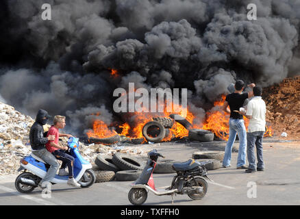 Demonstranten, verbündet mit der libanesischen Hisbollah - LED-politische Opposition, brennen Reifen, alte Autos und Straßen in der Hauptstadt Beirut am 7. Mai 2008. Eine allgemeine Arbeit Streik wurde für Gewerkschaften verlangt Einkommenserhoehungen genannt. Sporadische Gewehr - das Feuer war in der gesamten Hauptstadt gehört sowie Auseinandersetzungen zwischen rivalisierenden politischen Gruppen. Der Flughafen war auch geschlossen. (UPI Foto) Stockfoto