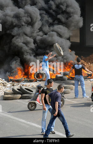 Demonstranten, verbündet mit der libanesischen Hisbollah - LED-politische Opposition, brennen Reifen, alte Autos und Straßen in der Hauptstadt Beirut am 7. Mai 2008. Eine allgemeine Arbeit Streik wurde für Gewerkschaften verlangt Einkommenserhoehungen genannt. Sporadische Gewehr - das Feuer war in der gesamten Hauptstadt gehört sowie Auseinandersetzungen zwischen rivalisierenden politischen Gruppen. Der Flughafen war auch geschlossen. (UPI Foto) Stockfoto