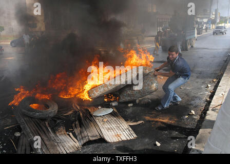 Demonstranten, verbündet mit der libanesischen Hisbollah - LED-politische Opposition, brennen Reifen, alte Autos und Straßen in der Hauptstadt Beirut am 7. Mai 2008. Eine allgemeine Arbeit Streik wurde für Gewerkschaften verlangt Einkommenserhoehungen genannt. Sporadische Gewehr - das Feuer war in der gesamten Hauptstadt gehört sowie Auseinandersetzungen zwischen rivalisierenden politischen Gruppen. Der Flughafen war auch geschlossen. (UPI Foto) Stockfoto