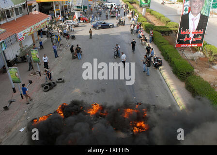 Demonstranten, verbündet mit der libanesischen Hisbollah - LED-politische Opposition, brennen Reifen, alte Autos und Straßen in der Hauptstadt Beirut am 7. Mai 2008. Eine allgemeine Arbeit Streik wurde für Gewerkschaften verlangt Einkommenserhoehungen genannt. Sporadische Gewehr - das Feuer war in der gesamten Hauptstadt gehört sowie Auseinandersetzungen zwischen rivalisierenden politischen Gruppen. Der Flughafen war auch geschlossen. (UPI Foto) Stockfoto