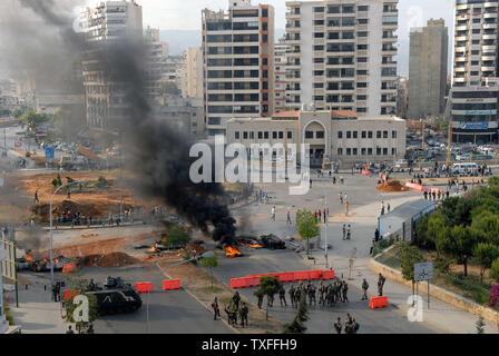 Demonstranten, verbündet mit der libanesischen Hisbollah - LED-politische Opposition, brennen Reifen, alte Autos und Straßen in der Hauptstadt Beirut am 7. Mai 2008. Eine allgemeine Arbeit Streik wurde für Gewerkschaften verlangt Einkommenserhoehungen genannt. Sporadische Gewehr - das Feuer war in der gesamten Hauptstadt gehört sowie Auseinandersetzungen zwischen rivalisierenden politischen Gruppen. Der Flughafen war auch geschlossen. (UPI Foto) Stockfoto