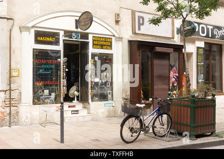 Straße in Budapest, Ungarn - Äußere eines second hand Store auf Kiraly Street im Jüdischen Viertel. Stockfoto