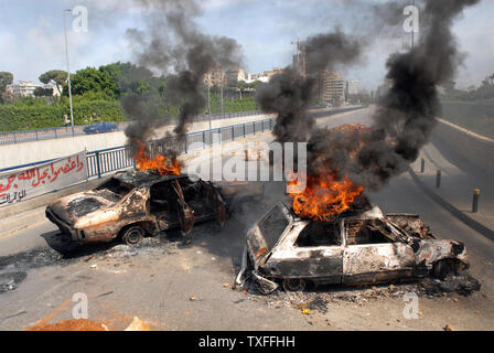 Demonstranten, verbündet mit der libanesischen Hisbollah - LED-politische Opposition, brennen Reifen, alte Autos und Straßen in der Hauptstadt Beirut am 7. Mai 2008. Eine allgemeine Arbeit Streik wurde für Gewerkschaften verlangt Einkommenserhoehungen genannt. Sporadische Gewehr - das Feuer war in der gesamten Hauptstadt gehört sowie Auseinandersetzungen zwischen rivalisierenden politischen Gruppen. Der Flughafen war auch geschlossen. (UPI Foto) Stockfoto