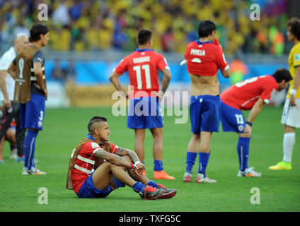 Chile Spieler niedergeschlagen nach der 2014 FIFA World Cup Runde 16 Spiel im Estadio Mineirao in Belo Horizonte, Brasilien, am 28. Juni 2014. UPI/Chris Brunskill Stockfoto