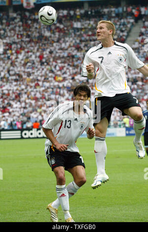 Deutschlands Bastian Schweinsteiger (7) leitet die Kugel vor Michael Ballack (13.) Beim Spielen gegen Argentinien im Olympiastadion in Berlin Deutschland am Freitag, 30. Juni 2006. Deutschland besiegte Argentinien 4-2. (UPI Foto/Arthur Thill) Stockfoto