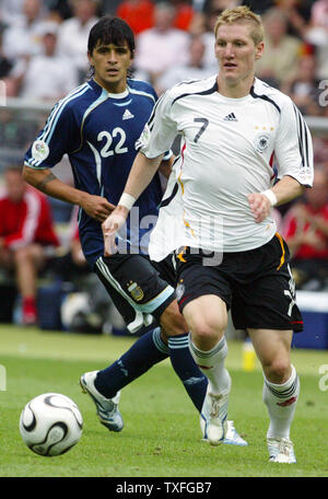 Bastian Schweinsteiger von Deutschland (7) kämpft mit Argentinien Luis Gonzalez (22) Während der Fußball-WM im Olympiastadion am Freitag, 30. Juni 2006 in Berlin, Deutschland. Deutschland besiegte Argentinien 4-2. (UPI Foto/Arthur Thill) Stockfoto