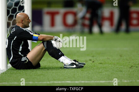 Frustriert französische Torhüter Fabien Barthez wird gegen den Torpfosten, nachdem er in den World Cup Soccer in Berlin nach Italien, Deutschland am Sonntag, den 9. Juli 2006. Italien Weltmeister nach einem Penalty Shoot Out umrandete Frankreich 5-3. (UPI Foto/Thierry Gromik) Stockfoto