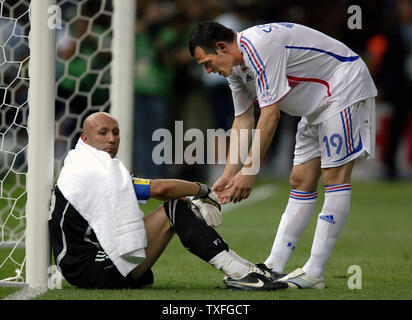 Frustriert französische Torhüter Fabien Barthez ist durch Frankreich Willy Sagnol getröstet (19) Bei der Fußball-WM in Berlin am Sonntag, den 9. Juli 2006. Italien Weltmeister nach einem Penalty Shoot Out umrandete Frankreich 5-3. (UPI Foto/Thierry Gromik) Stockfoto