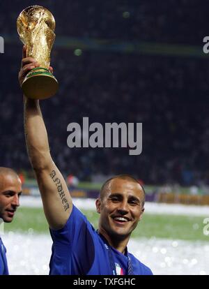 Italienische Team Captain Fabio Cannavaro hält aloft die WM-Trophäe feiern Sieg über Frankreich im Finale in Berlin am 9. Juli 2006. Italien gewann 5-3 im Elfmeterschießen aus. (UPI Foto/Christian Brunskill) Stockfoto