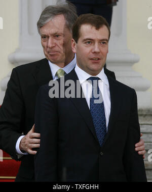 Bundespraesident Horst Koehler (L) begrüßt den russischen Präsidenten Dmitri Medwedew vor dem Schloss Bellevue in Berlin am 5. Juni 2008. Auf seinem ersten offiziellen Reise in ein Land der Europäischen Union Medwedew versprochen, eine engere Zusammenarbeit mit Deutschland Zu Beginn seines ersten offiziellen Reise nach Westeuropa am Donnerstag. (UPI Foto/Anatoli Zhdanov) Stockfoto