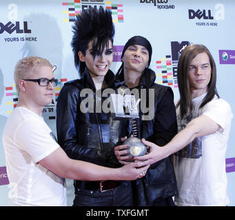 (Von L nach R) Gustav Schäfer, Bill Kaulitz, Tom Kaulitz und Georg Listing von Tokio Hotel halten ihre Auszeichnung für beste Band backstage nach den MTV Europe Music Awards in Berlin am 5. November 2009. (UPI Foto/David Silpa) Stockfoto