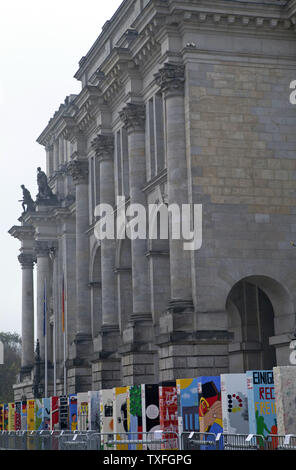 Riesige Dominosteine durch junge Deutsche an der Seite der Reichstag, Sitz des deutschen Parlaments, in der Vorbereitung für eine Zeremonie zum Gedenken an den 20. Jahrestag des Falls der Berliner Mauer in Berlin am 8. November 2009. Die Zeremonie findet am 9. November wird über 1.000 riesige Dominosteine Funktion auf einem Abschnitt des Bandes, dass nach Ost- und Westdeutschland geteilt errichtet. Während der Zeremonie, die dominos wird gestürzt werden, als Symbol für den Fall der ursprünglichen Wand. UPI/David Silpa Stockfoto