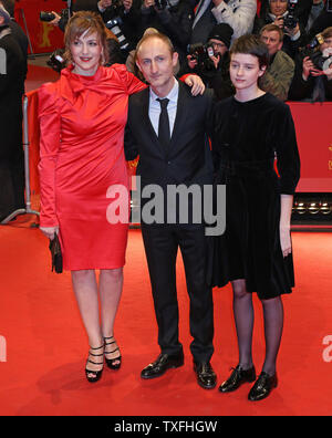 Martina Gedeck (L), Guillaume Nicloux (C) und Pauline Etienne kommen auf den roten Teppich für den Film "La Religieuse (die Nonne), bei der 63. Berlinale Film Festival in Berlin am 9. Februar 2013. UPI/David Silpa Stockfoto