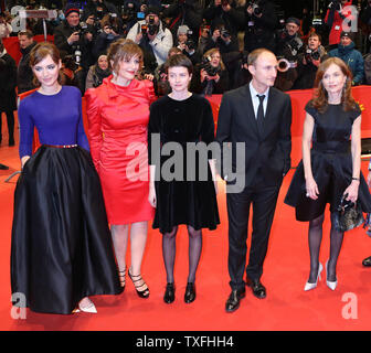 (Von L nach R) Louise Bourgoin, Martina Gedeck, Pauline Etienne, Guillaume Nicloux und Isabelle Huppert ankommen auf dem roten Teppich für den Film "La Religieuse (die Nonne), bei der 63. Berlinale Film Festival in Berlin am 9. Februar 2013. UPI/David Silpa Stockfoto