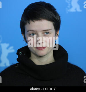 Pauline Etienne kommt an das Foto für den Film "La Relligieuse (die Nonne), bei der 63. Berlinale Film Festival in Berlin am 10. Februar 2013. UPI/David Silpa Stockfoto