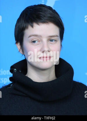 Pauline Etienne kommt an das Foto für den Film "La Relligieuse (die Nonne), bei der 63. Berlinale Film Festival in Berlin am 10. Februar 2013. UPI/David Silpa Stockfoto