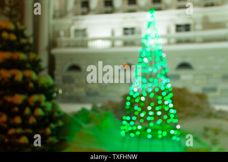 Verschwommenes Bild von einem Weihnachtsbaum auf der Straße Stockfoto