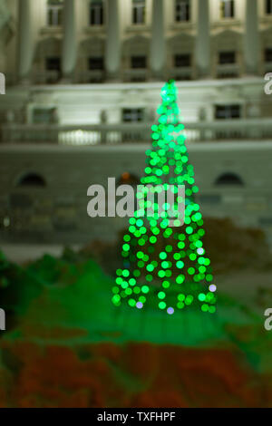 Verschwommenes Bild von einem Weihnachtsbaum auf der Straße Stockfoto