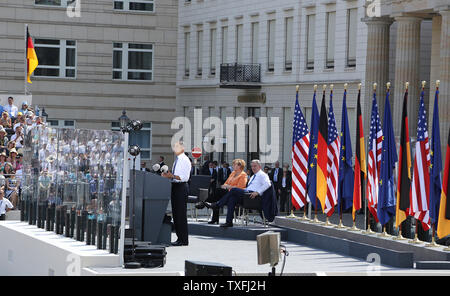 Us-Präsident Barack Obama (L), die deutsche Bundeskanzlerin Angela Merkel (C) und der Berliner Bürgermeister Klaus Wowereit das Brandenburger Tor in Berlin, die am 19. Juni 2013. Obama ist in Berlin auf seinem ersten offiziellen Staatsbesuch in Deutschland und sprach an der historischen Stätte, wo 50 Jahre zuvor US-Präsident John F. Kennedy seinen berühmten "Ich bin ein Berliner (ich bin ein Berliner)' Adresse zugestellt. UPI/David Silpa Stockfoto