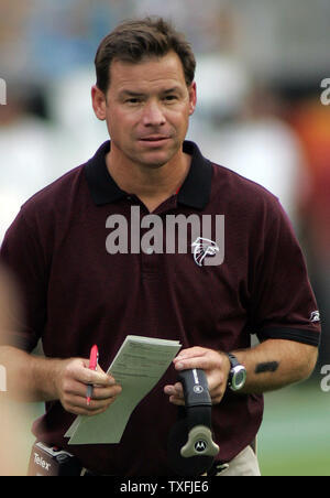 Atlanta Falcons Head Coach Jim Mora schreitet die Nebenerwerbe in einem Spiel gegen die Carolina Panthers in der Bank von Amerika Stadium. (UPI Foto/Bob Carey) Stockfoto