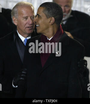 Präsident Barack Obama (R) Gespräche mit Vizepräsident Joe Biden während der Eröffnungs-Parade in Washington am 20. Januar 2009. Obama war in Dienstag, 44. Präsident der Vereinigten Staaten vereidigt. (UPI Foto/Brian Kersey) Stockfoto