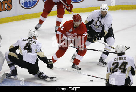 Detroit Red Wings Verteidiger Niklas Kronwall (C) Skates durch die Pittsburgh Penguins Verteidiger Rob Scuderi (L), defenseman Hal Gill und linken Flügel Matt Cooke auf seinem Weg zu einer Kerbe in der zweiten Periode von Spiel 5 der 2009 Stanley Cup Finale an der Joe Louis Arena in Detroit am 6. Juni 2009. (UPI Foto/Brian Kersey) Stockfoto