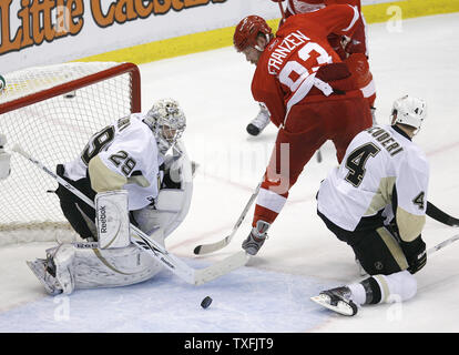 Detroit Red Wings linken Flügel Johan Franzen (C) versucht, Kerbe auf Pittsburgh Penguins goalie Treber - Andre Fleury (L) als Verteidiger Rob Scuderi während der zweiten Periode von Spiel 5 der 2009 Stanley Cup Finale an der Joe Louis Arena in Detroit am 6. Juni 2009 verteidigt. (UPI Foto/Brian Kersey) Stockfoto