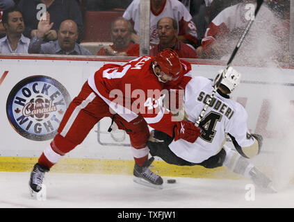 Detroit Red Wings center Darren Helm (L) überprüft, Pittsburgh Penguins Verteidiger Rob Scuderi in die Bretter in der ersten Periode von Spiel 7 der 2009 Stanley Cup Finale an der Joe Louis Arena in Detroit am 12. Juni 2009. (UPI Foto/Brian Kersey) Stockfoto