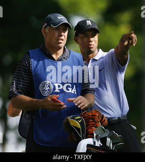 Tiger Woods (R) spricht mit seinem caddie Steve Williams als Sie warten auf der 13. in der ersten Runde der 91St PGA Meisterschaft bei Hazeltine National Golf Club in Chaska, Minnesota am 13. August 2009 zu schlagen. UPI/Brian Kersey Stockfoto